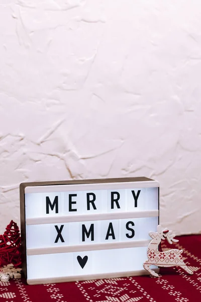콘크리트와 크리스마스 트리의 라이트 크리스마스 장난감 — 스톡 사진