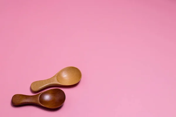 Cucharas Madera Para Especias Sobre Fondo Rosa Copiar Espacio — Foto de Stock