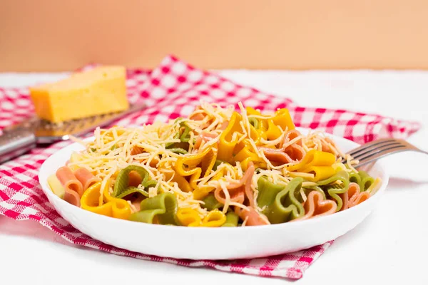 Pastas Italianas Preparadas Con Corazones Plato Blanco Sobre Mantel Cuadros — Foto de Stock