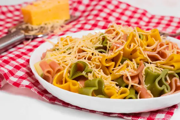 Pastas Italianas Preparadas Con Corazones Plato Blanco Sobre Mantel Cuadros — Foto de Stock