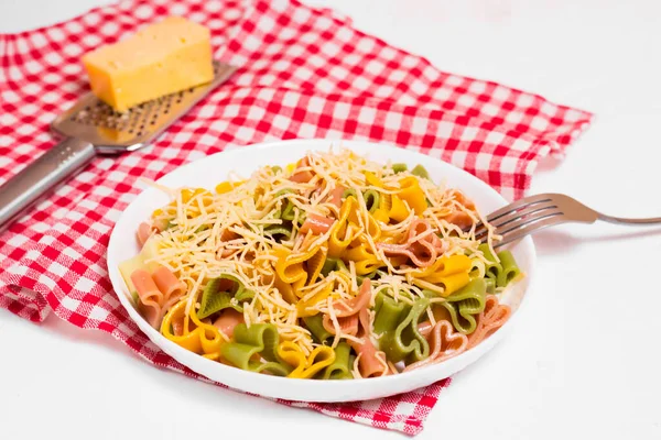 Pastas Italianas Preparadas Con Corazones Plato Blanco Sobre Mantel Cuadros — Foto de Stock