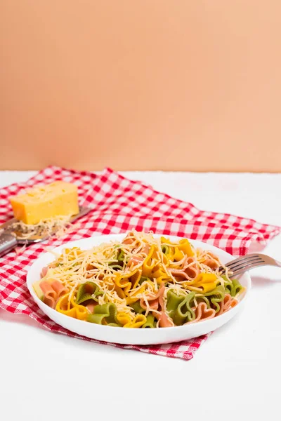 Pastas Italianas Preparadas Con Corazones Plato Blanco Sobre Mantel Cuadros — Foto de Stock