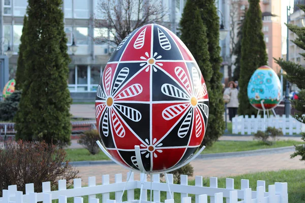 Beyaz çitlerle çevrili büyük bir Paskalya yumurtası boyadım. Şenlik gösterisi. Ukrayna, Vinnytsia - 28 Nisan 2021.