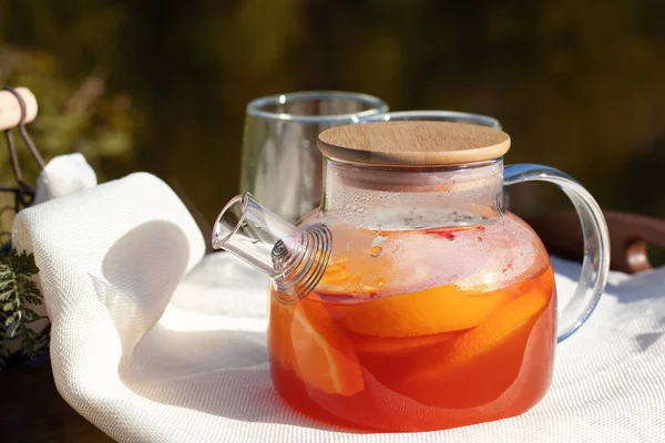 Heißer Früchtetee Aus Orangen Und Grapefruit Einer Transparenten Glasteekanne Auf — Stockfoto