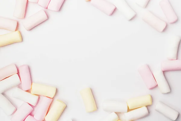 Veelkleurige Marshmallows Een Witte Achtergrond Met Een Plaats Voor Een — Stockfoto