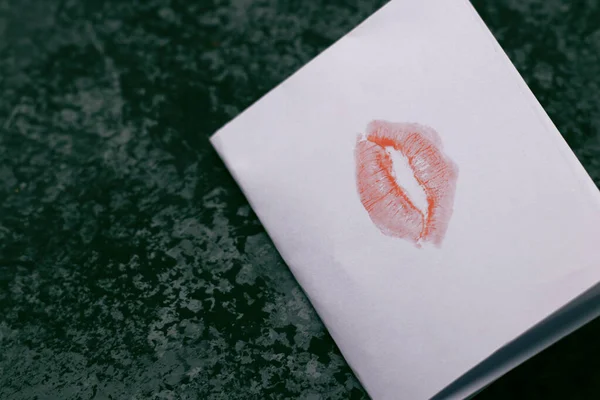 Carta Amor Con Estampado Labios Realizado Con Lápiz Labial Rosa — Foto de Stock