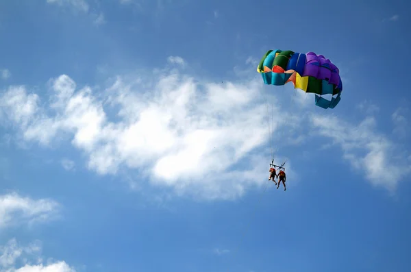 paraşüt gökyüzünde uçan adam ve kız