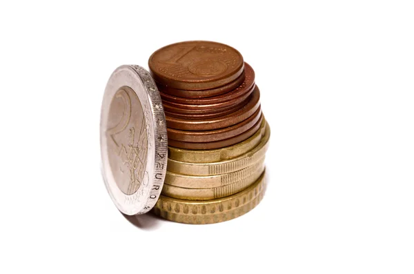 Beyaz arkaplanda izole edilmiş bozuk para yığını