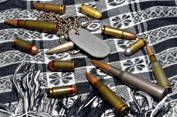 Mühimmat ve kurşun eşarp üzerine arafat