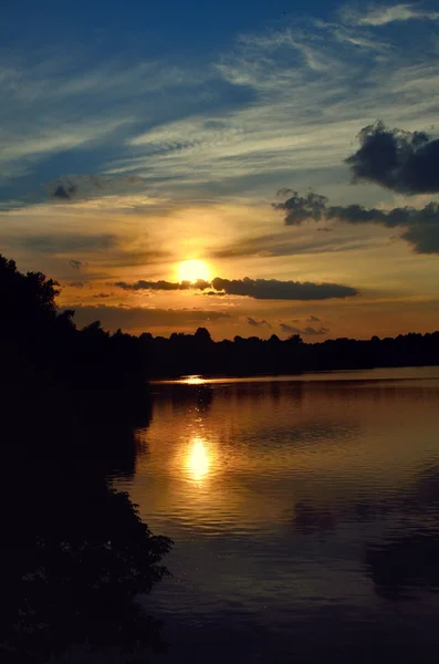 Solnedgång på sjön — Stockfoto