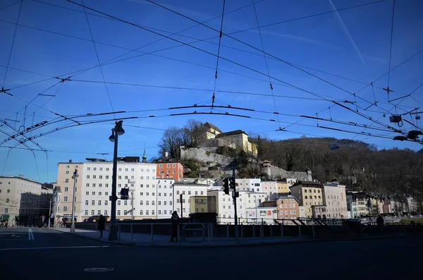 Salzburg ve sokakları. Dar sokaklar, tramvay hatları, Avusturya 'da bakımlı ve muhteşem evler..