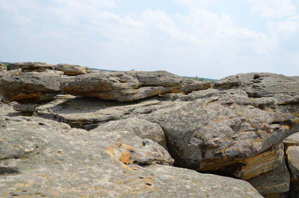 Kamennaya Mogila is located 2 km from the village of Mirnoye, Melitopol district, Zaporozhye region, and is a pile of stones with an area of about 30,000 m, up to 12 meters high.