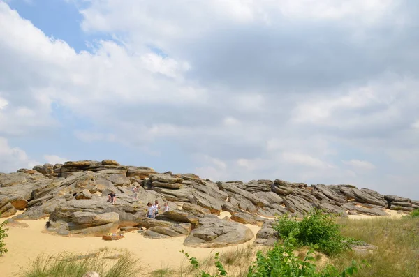 Kamennaya Mogila, Zaporozhye bölgesinin Melitopol ilçesinin Mirnoye köyüne 2 km uzaklıkta yer alıyor ve yaklaşık 30 bin metre yüksekliğinde ve 12 metre yüksekliğinde bir taş yığını..