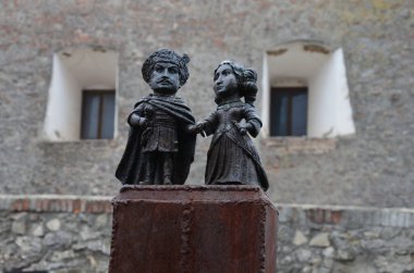 Palanok Kalesi 'nin girişinde bir Kelt heykeli var. Ukrayna. Mukachevo.