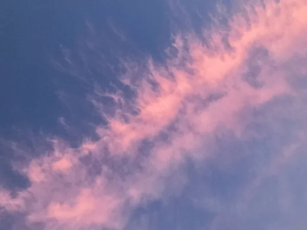 Nubes Color Rosa Atardecer Sobre Fondo Azul Cielo — Foto de Stock