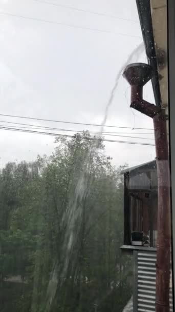 Corriente de agua fluye en el tubo descendente durante las fuertes lluvias — Vídeos de Stock
