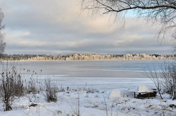 Vintersjö täckt med snö på vintern. Vinterlandskap — Stockfoto