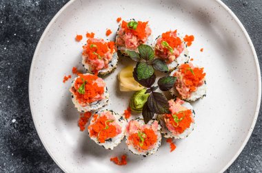 Ton balığı, somon ve havyarlı suşi. Siyah arka plan. Üst görünüm.