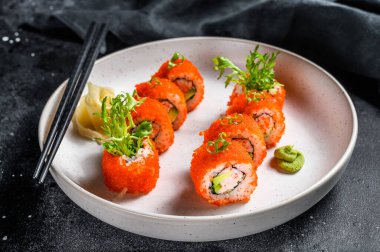 Avokado ve karides etli suşi. Siyah arka plan. Üst görünüm.