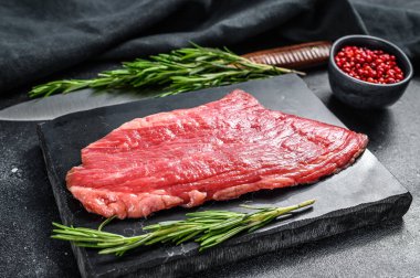 Biftek. Çiğ mermer et, siyah Angus. Siyah arka plan. Üst görünüm.