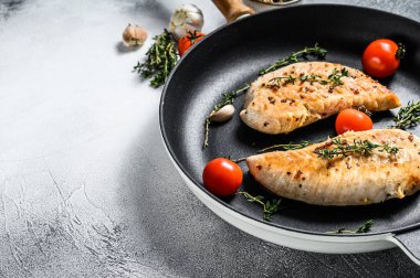 Tavada ızgara hindi eti. Göğüs filetosu. Beyaz arka plan. Üst Manzara. Boşluğu kopyala.