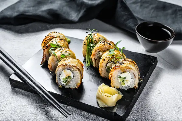 Rouleau Sushi Anguille Fumée Concombre Fond Blanc Vue Dessus — Photo