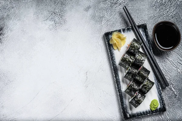 Sushi Rola Hosomaki Com Salmão Abacate Atum Fundo Cinzento Vista — Fotografia de Stock