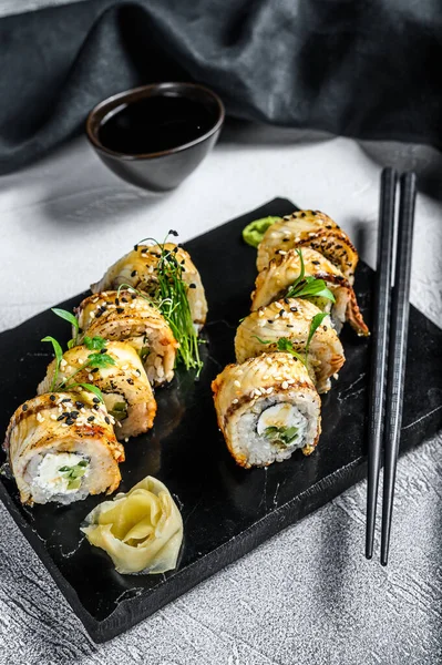 Sushi Roll Sushi Maki Com Enguia Defumada Pepino Fundo Cinzento — Fotografia de Stock