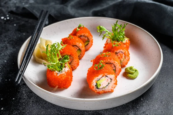 Rouleau Sushi Maki Avec Avocat Viande Crevettes Fond Noir Vue — Photo