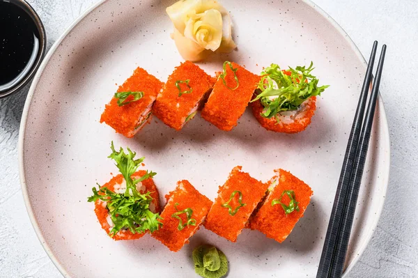 Sushi Maki Roll Mit Avocado Und Garnelenfleisch Grauer Hintergrund Ansicht — Stockfoto