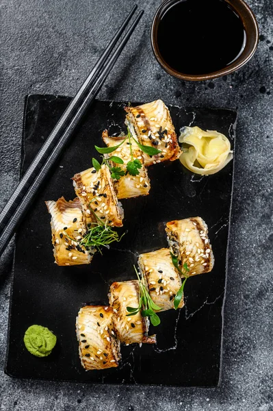 Rouleau Sushi Anguille Fumée Concombre Fond Noir Vue Dessus — Photo