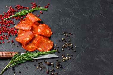 İspanyol usulü sucuklu sucuk. Pişmiş et. Siyah arka plan. Üst Manzara. Boşluğu kopyala.