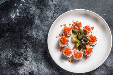 Ton balığı, somon ve havyarlı suşi. Siyah arka plan. Üst Manzara. Boşluğu kopyala.