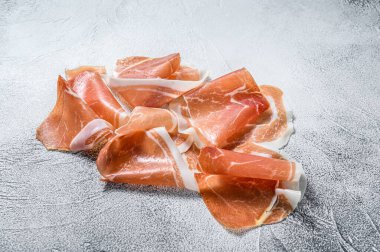 İspanyol jamonu Serrano, pişirilmiş jambon. Beyaz arka plan. Üst görünüm.