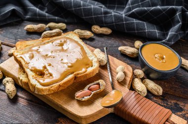 Fıstık ezmeli tost. Karanlık ahşap arka plan. Üst görünüm.