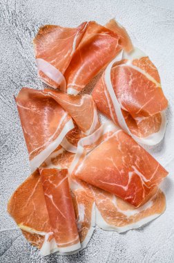 İspanyol jamonu Serrano, pişirilmiş jambon. Beyaz arka plan. Üst görünüm.