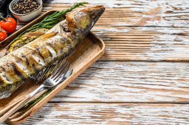 Izgara turna balığı, levrek balığı. Beyaz ahşap arka plan. Üst Manzara. Boşluğu kopyala.