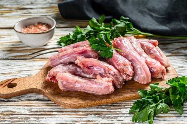 Carne Cruda Collo Pollo Frattaglie Sfondo Legno Bianco Vista Dall — Foto Stock