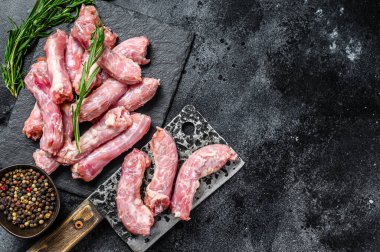 Kesme tahtasındaki çiğ hindi boynu eti. Siyah arka plan. Üst Manzara. Boşluğu kopyala.