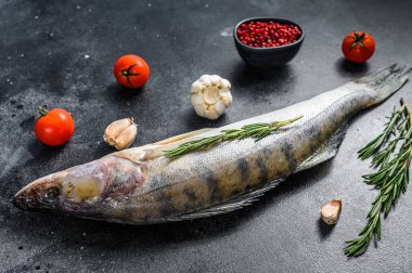 Çiğ turna balığı, turna balığı. Taze balık. Siyah arka plan. Üst görünüm.