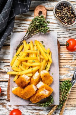 Balık ve patates kızartması, İngiliz fast food ve Tatar sosu. Beyaz arka plan. Üst görünüm.