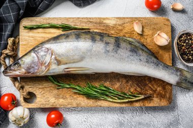 Çiğ turna balığı, turna balığı. Taze balık. Gri arka plan. Üst görünüm.