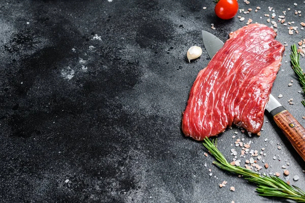 Bife Flank Cru Angus Preto Carne Fresca Mármore Fundo Preto — Fotografia de Stock