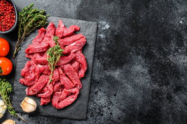 Çiğ Stroganoff eti. Siyah arka plan. Üst Manzara. Boşluğu kopyala.