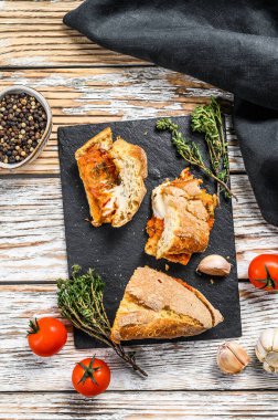 Kızarmış patlıcanlı, biberli ve peynirli vejetaryen baget sandviçi. Beyaz arka plan. Üst görünüm.