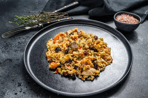 Pilaf Arroz Com Carne Cordeiro Verduras Uma Chapa Fundo Preto — Fotografia de Stock