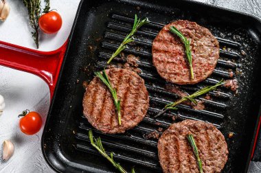 Izgara biftek köftesi. BBQ Mince eti. Beyaz arka plan. Üst görünüm.