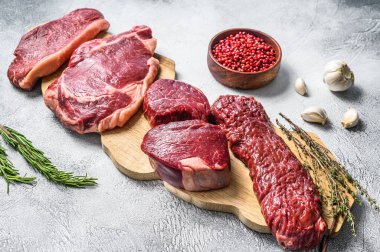 Çiğ sığır fileto fileto fileto, pirzola, striploin veya New York, etek, pala çeşitleri. Beyaz arka plan. Üst görünüm.