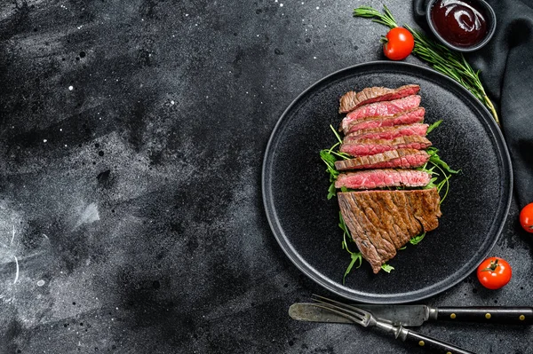 Grillezett Szeletelt Steak Márvány Marhahús Fekete Háttér Első Látásra Fénymásolási — Stock Fotó