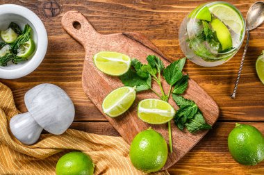 Kokteyl, limonata, mojito için malzeme ve araç gereç yapmak. Limon, buz ve nane. Ahşap arka plan. Üst görünüm.